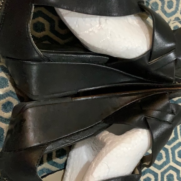 Donald Pliner Leather Sandal Black Wedge Shoe Thong style zip back size 6 - Picture 4 of 5